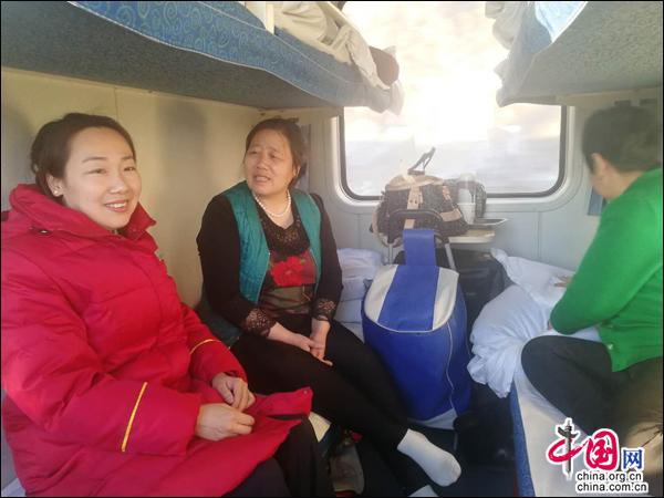 京张线Y525次旅游列车为老年旅客送去温暖