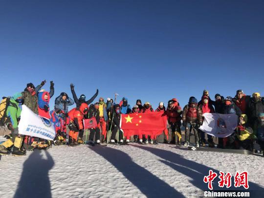 第十五届中国登山大会登山队员合影 资料图 次旦 摄