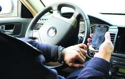 法国禁止在车内使用手机 即使停到路边也不行