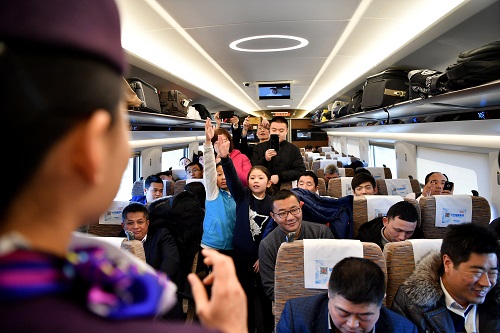 “春运神器”助乘客返乡 台媒：有人拎30多个坐火车！