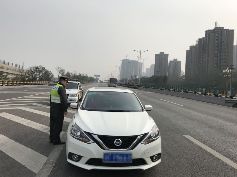 迷路一捉急 他把车直接停在行车道上