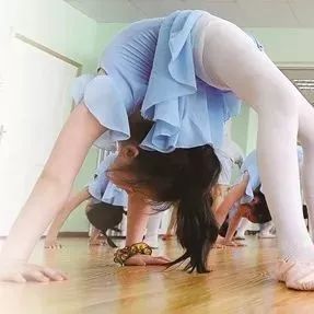 6岁女孩学跳舞，一个动作致终身瘫痪