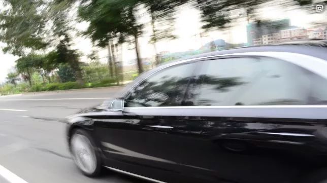 高速行驶，减速先踩离合？