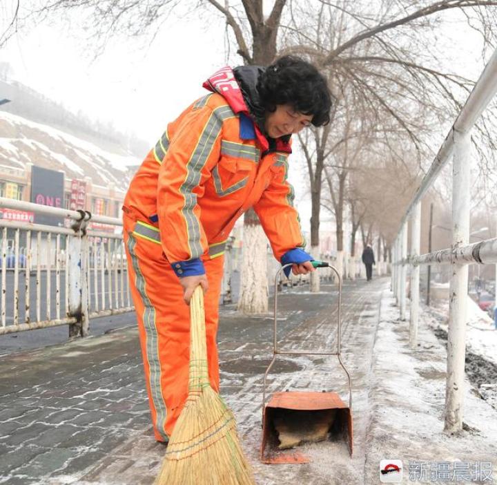乌鲁木齐有位乐于助人的保洁班长,好大姐拍了