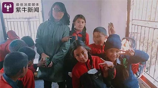 大一女生到尼泊尔支教，离开时200多个孩子送别
