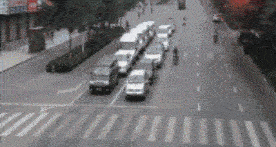 惊心动魄三十秒：大客横冲直撞顶翻多车 