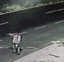 惊心动魄三十秒：大客横冲直撞顶翻多车 