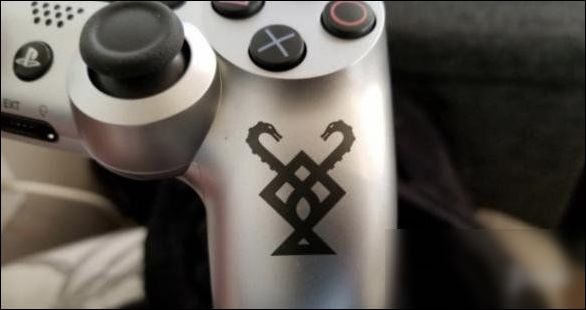 国外玩家曝疑似《战神4》PS4主题手柄 主机偷跑了？