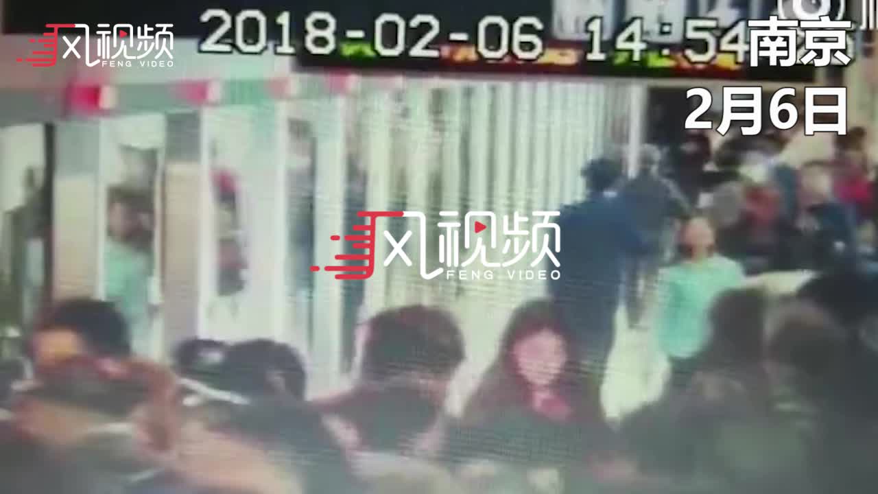 视频：女子赶地铁一头撞上安全门 当场昏倒