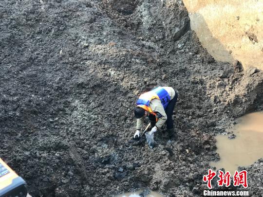 上万吨工业垃圾肆意倾倒长江，谁让母亲河屡屡受伤？