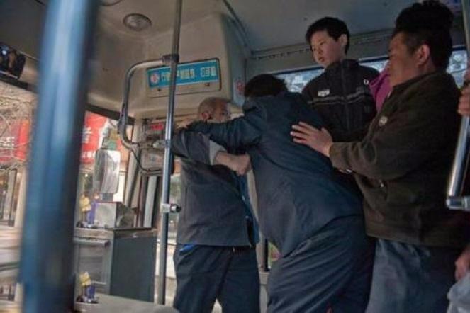 小学生上公交车抢座 被7旬老人拽下摔成脑震荡
