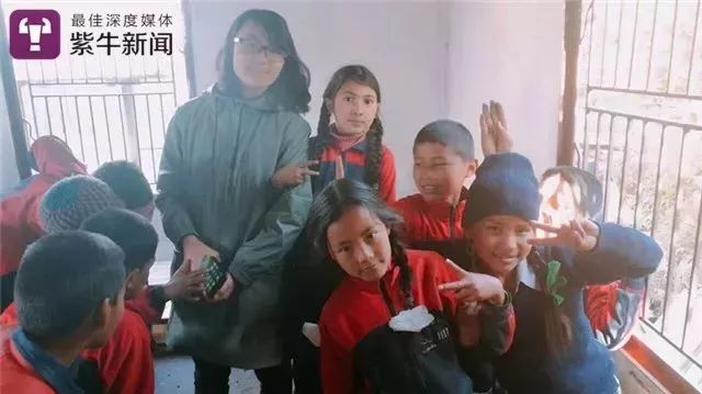 中国大一女生到尼泊尔“流浪” 临走时200个孩子送她