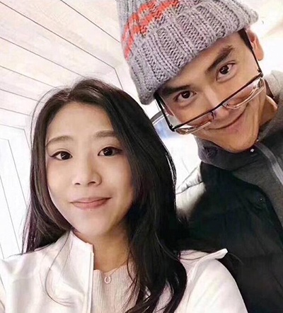 照片中,一个穿白色外套的女子紧紧的抱住彭于晏,闭着眼满脸幸福,而