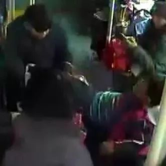 小学生上公交车抢座 被7旬老人拽下摔成脑震荡