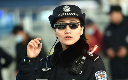 英媒：中国警察戴上人脸识别墨镜 逃犯无处可逃