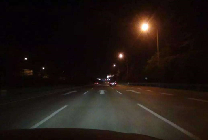 晚上看不清的路段,车开远光灯走是对是错?