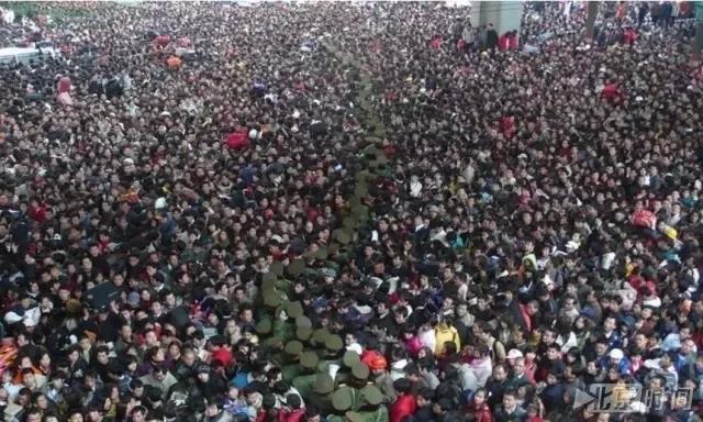 2008年2月1日,广州火车站,人山人海.