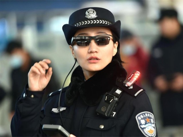 中国警察姐姐佩戴智能眼镜执法 帅炸了！
