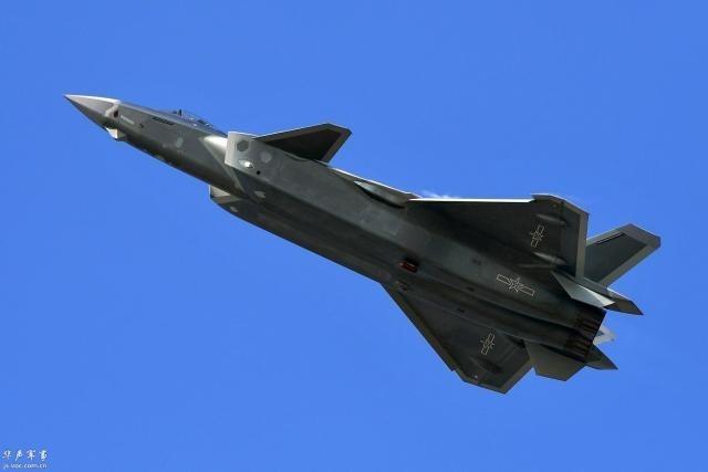 中国歼-20进入作战部队 美国豁出去F-22服役到2060年