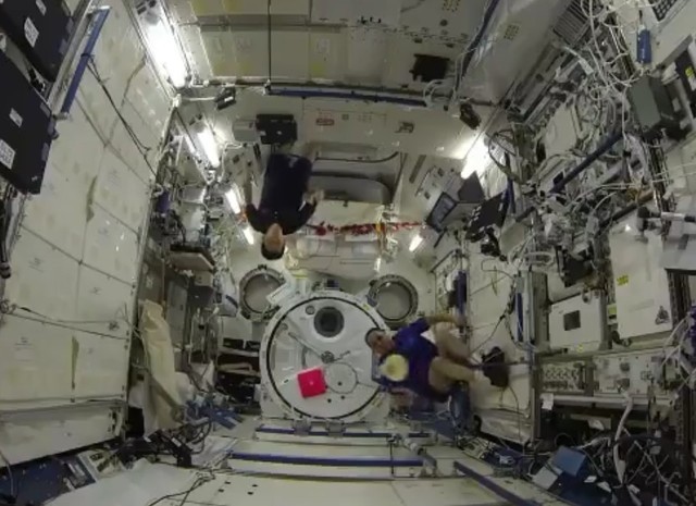 国际空间站羽毛球大赛 宇航员苦中求乐
