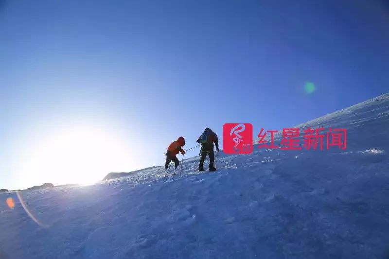 最执着的珠峰攀登者：无惧截肢患癌 69岁第五次挑战
