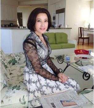刘晓庆与75岁丈夫王晓玉同框 网友说"一张假脸找了个爸爸"