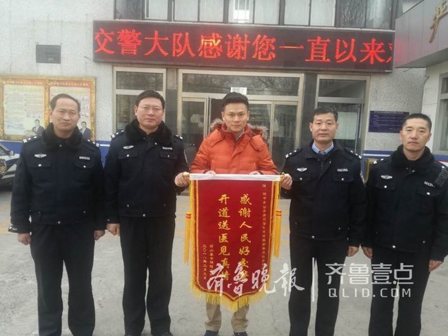 女子断了两根手指就医遇堵车!济宁交警警车开