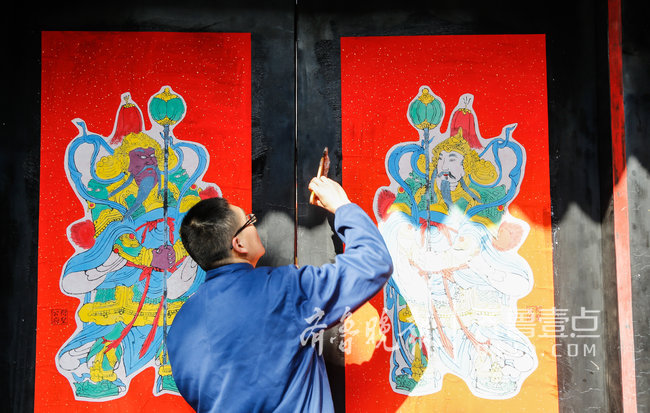 孔府贴门神啦,自己画自己裱还是明代印版