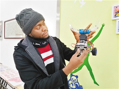 非洲留学生参与设计仿生机器人