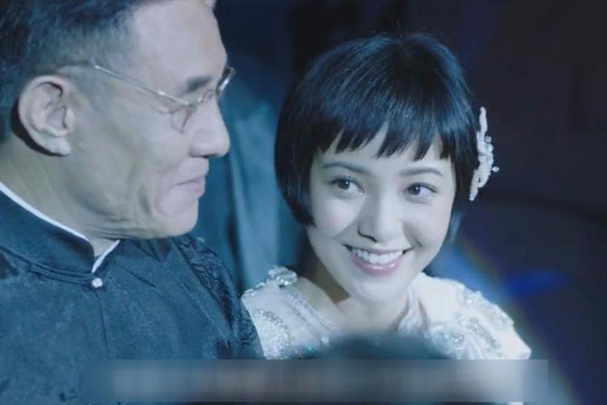 协警执法现场被过路女子搂脖强吻