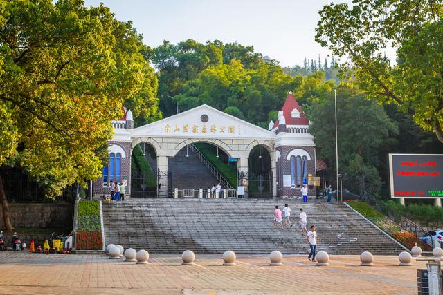 《极限挑战》重回上海佘山,想知道张艺兴在哪买的冰淇淋吗?