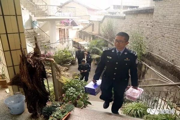 【平安春节】凤庆县公安局走访慰问吸毒人员困