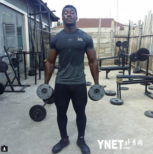 没钱没时间 加纳小伙后院轮胎大石自制健身器材练就超级健美肌肉