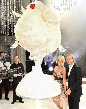 惊了！这一百多万的蛋糕，没有那个姑娘抵挡得了！