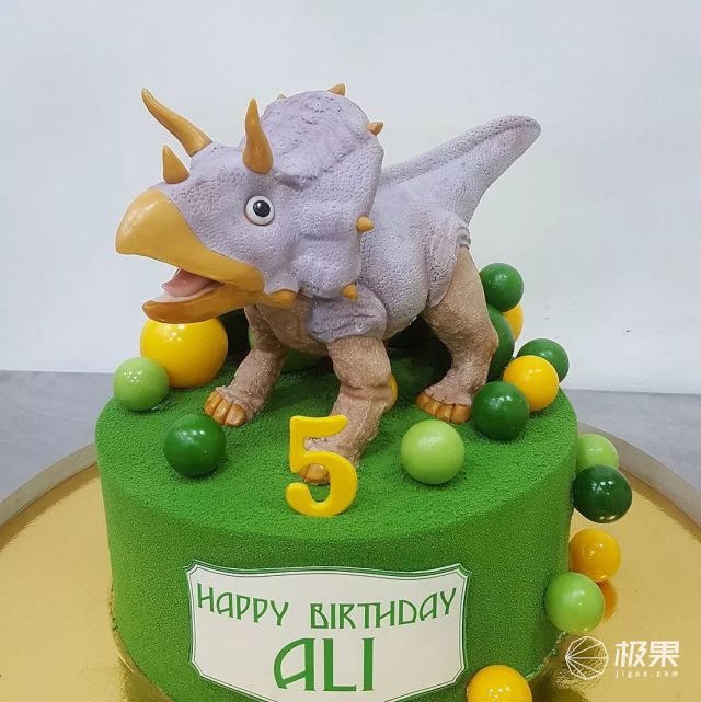 惊了！这一百多万的蛋糕，没有那个姑娘抵挡得了！