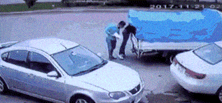 惊心动魄三十秒：地铁车站上演死神来了 