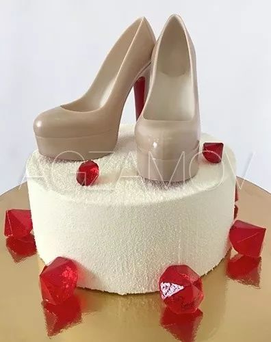 惊了！这一百多万的蛋糕，没有那个姑娘抵挡得了！