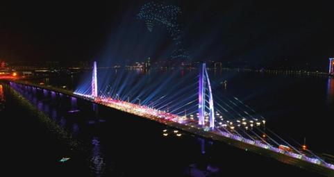 春晚见证中国速度 百度无人车在港珠澳大桥率