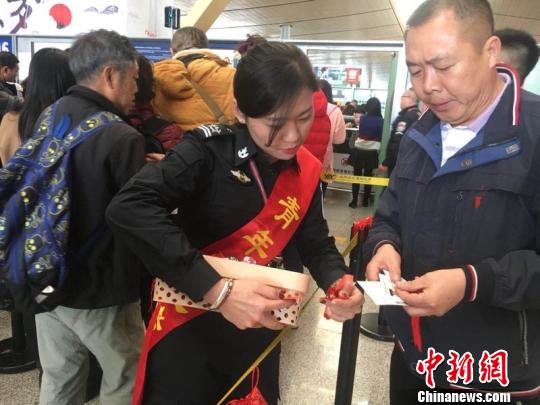 昆明机场安检开展新春活动 特色服务让旅客暖