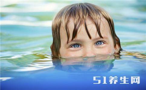 游泳踩水动作有五种 你都会吗