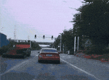 惊心动魄三十秒:数吨玻璃倾倒压扁装卸工