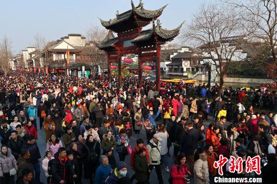 南京夫子庙是逢年过节当地最热闹的地方。　泱波　摄