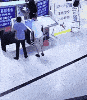 惊心动魄三十秒:数吨玻璃压扁装卸工