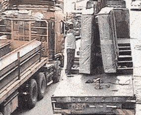 惊心动魄三十秒:数吨玻璃压扁装卸工