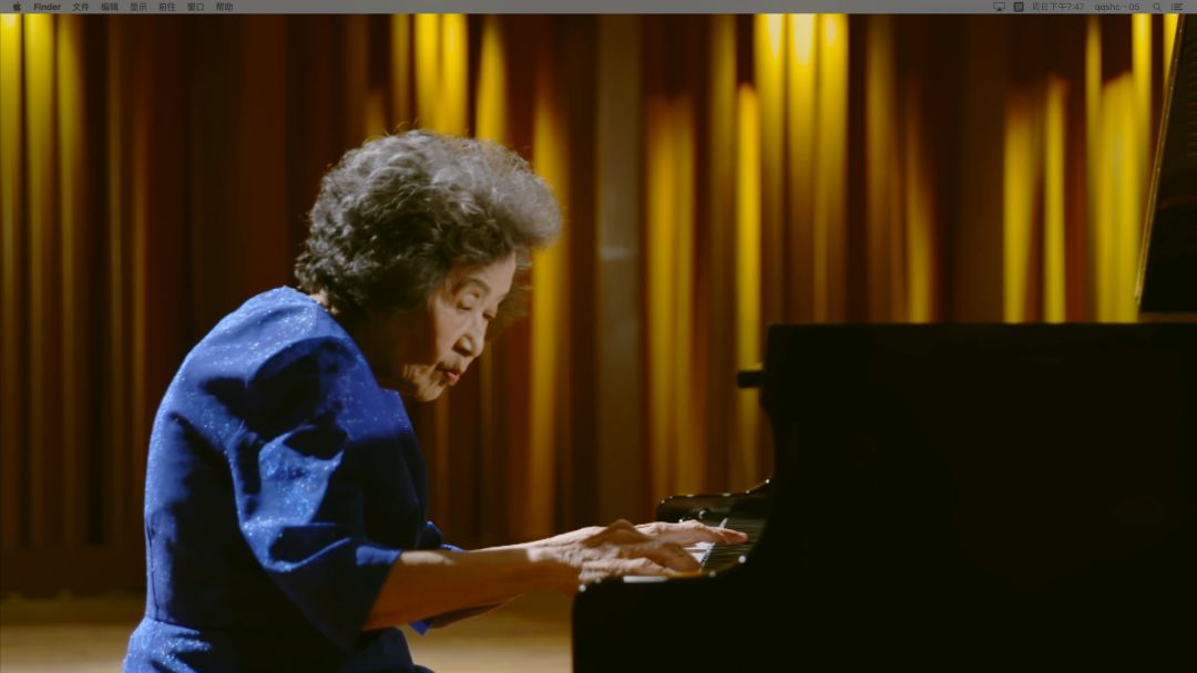 当88岁的她用双手按下琴键，世界突然安静下来