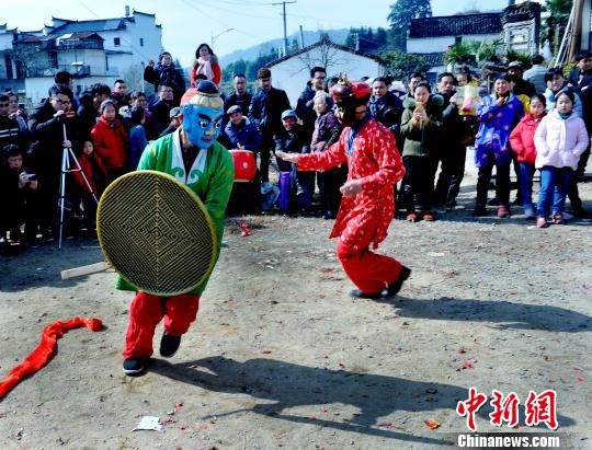 2月17日，江西省婺源县秋口镇长径村表演的请傩神、跳傩舞的傩事活动。　卓忠伟　摄