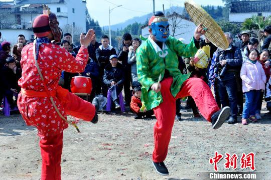 2月17日，江西省婺源县秋口镇长径村表演的请傩神、跳傩舞。　卓忠伟　摄