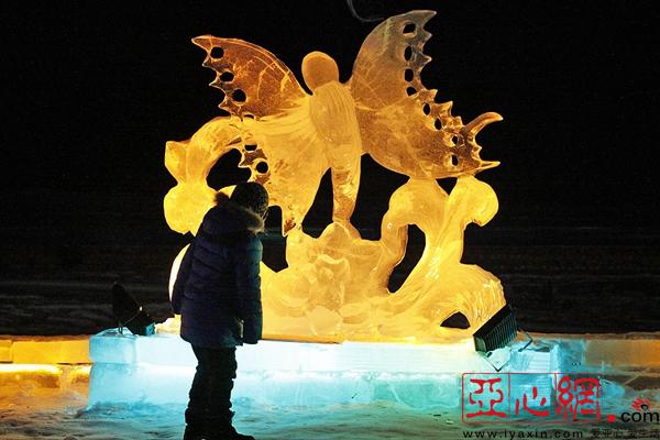 2月7日,游人在阿勒泰市冰雪大世界欣赏精美的冰雕作品.唐晓波摄
