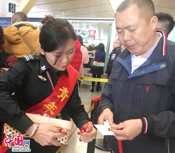 昆明机场安检开展新春活动 特色服务让旅客更