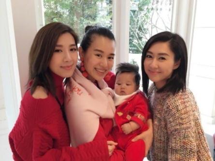 胡定欣与黄智雯探望胡杏儿,抱着胡杏儿儿子可爱卖萌!